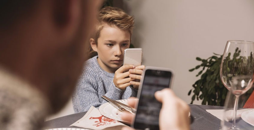 Gençlerde Cep Telefonu Kullanımı Dikkat Becerilerini Nasıl Etkiliyor?